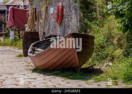 Dockside 'funiture' (Boot, Fässer) - Charlestown Harbour und historische Werft, südlicher Cornwall, Großbritannien. Stockfoto