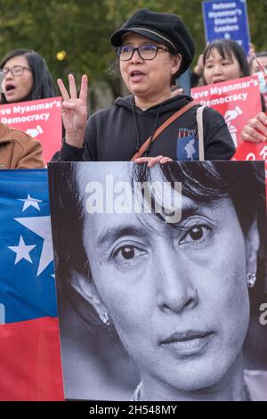London, Großbritannien. November 2021. Demonstranten auf dem Parliament Square forderten die Freilassung von politischen Führern, darunter Aung San Suu Kyi und anderen, die nach dem Militärputsch Anfang Februar in Myanmar willkürlich verhaftet wurden. Die verurteilten die jüngsten militärischen Angriffe im Nordwesten des Staates Chin, wo Soldaten viele Häuser, Kirchen und andere Gebäude verbrannt haben. Sie forderten Maßnahmen der UNO einschließlich eines rechtsverbindlichen Waffenembargos und verließen den Platz, um in Richtung Downing St. Peter Marshall/Alamy Live News zu marschieren Stockfoto