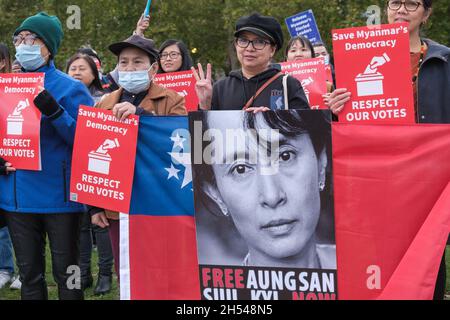 London, Großbritannien. November 2021. Demonstranten auf dem Parliament Square forderten die Freilassung von politischen Führern, darunter Aung San Suu Kyi und anderen, die nach dem Militärputsch Anfang Februar in Myanmar willkürlich verhaftet wurden. Die verurteilten die jüngsten militärischen Angriffe im Nordwesten des Staates Chin, wo Soldaten viele Häuser, Kirchen und andere Gebäude verbrannt haben. Sie forderten Maßnahmen der UNO einschließlich eines rechtsverbindlichen Waffenembargos und verließen den Platz, um in Richtung Downing St. Peter Marshall/Alamy Live News zu marschieren Stockfoto