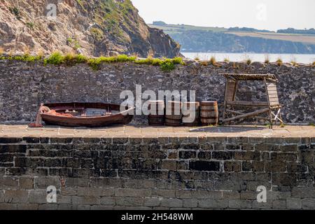 Dockside 'funiture' (Boot, Fässer) - Charlestown Harbour und historische Werft, südlicher Cornwall, Großbritannien. Stockfoto