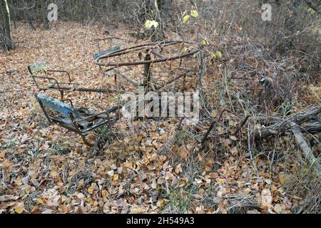 Überreste eines Spielzeugs in den Ruinen von Pripyat Stockfoto