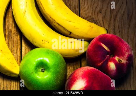 Top view of fresh fruits on a wooden table Stockfoto