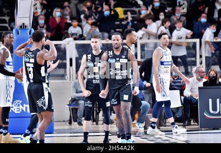 Trient, Italien. November 2021. Diego Flaccadori Jordan Caroline (Dolomiti Energia Trentino) während der Dolomiti Energia Trentino gegen Germani Brescia, Italienische Basketball A Serie Championship in Trient, Italien, November 06 2021 Quelle: Independent Photo Agency/Alamy Live News Stockfoto