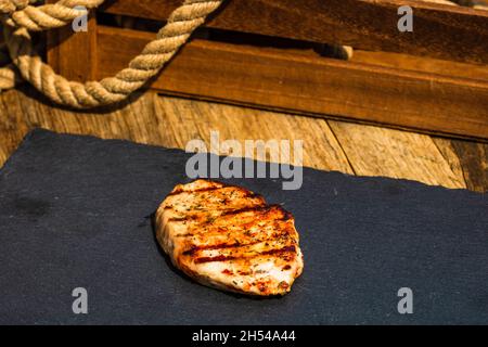 Nahaufnahme eines leckeren Schweinesteaks auf einem Holzhintergrund Stockfoto