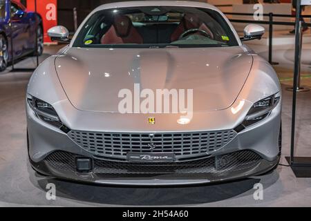 Zürich, Schweiz. November 2021. Präsentation des neuen Ferrari Roma auf der Auto Zurich Car Show 2021 in Zürich, Schweiz, am 4. November 2021. (Foto: Eric Dubost/Pacific Press/Sipa USA) Quelle: SIPA USA/Alamy Live News Stockfoto