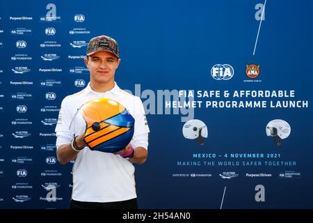 FIA Safe & Affordable Helmprogramm: NORRIS Lando (gbr), McLaren MCL35M, Portrait während des Formel 1 Gran Premio De La Ciudad De Mexico 2021, großer Preis von Mexiko-Stadt, 18. Lauf der FIA Formel 1-Weltmeisterschaft 2021 vom 5. Bis 7. November 2021 auf dem Autodromo Hermanos Rodriguez, in Mexiko-Stadt, Mexiko - Foto: Florent Gooden/DPPI/LiveMedia Stockfoto