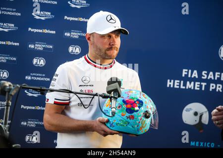 FIA sicheres & erschwingliches Helmprogramm: BOTTAS Valtteri (FIN), Mercedes AMG F1 GP W12 E Performance, Portrait während des Formel 1 Gran Premio De La Ciudad De Mexico 2021, Mexico City Grand Prix, 18. Lauf der FIA Formel 1 Weltmeisterschaft 2021 vom 5. Bis 7. November, 2021 auf dem Autodromo Hermanos Rodriguez, in Mexiko-Stadt, Mexiko - Foto: Florent Gooden/DPPI/LiveMedia Stockfoto
