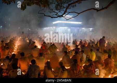 Narayanganj, Bangladesch. November 2021. Gläubige beten im Shri Shri Lokanath Brahmachari Ashram Tempel während des hinduistischen religiösen Fastenfestes.Schüler von Baba Lokenath Brahmachari feierten Rakher Upobash oder kartik broto, indem sie bis zum Abend fasteten und Lampen im Barodi Lokenath Ashram in Narayanganj anzündeten. Kredit: SOPA Images Limited/Alamy Live Nachrichten Stockfoto