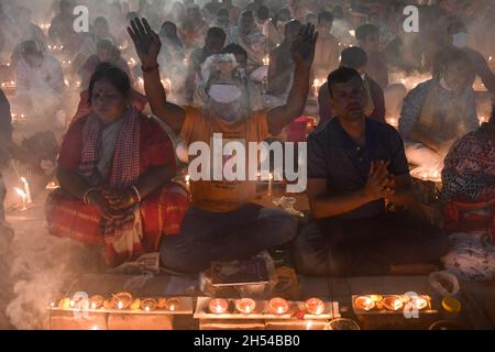 Narayanganj, Bangladesch. November 2021. Gläubige beten im Shri Shri Lokanath Brahmachari Ashram Tempel während des hinduistischen religiösen Fastenfestes.Schüler von Baba Lokenath Brahmachari feierten Rakher Upobash oder kartik broto, indem sie bis zum Abend fasteten und Lampen im Barodi Lokenath Ashram in Narayanganj anzündeten. Kredit: SOPA Images Limited/Alamy Live Nachrichten Stockfoto