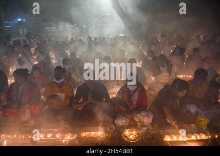 Narayanganj, Bangladesch. November 2021. Gläubige beten im Shri Shri Lokanath Brahmachari Ashram Tempel während des hinduistischen religiösen Fastenfestes.Schüler von Baba Lokenath Brahmachari feierten Rakher Upobash oder kartik broto, indem sie bis zum Abend fasteten und Lampen im Barodi Lokenath Ashram in Narayanganj anzündeten. Kredit: SOPA Images Limited/Alamy Live Nachrichten Stockfoto