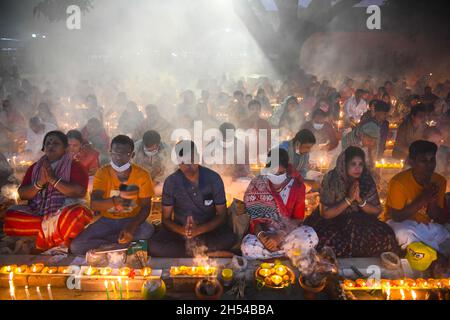 Narayanganj, Bangladesch. November 2021. Gläubige beten im Shri Shri Lokanath Brahmachari Ashram Tempel während des hinduistischen religiösen Fastenfestes.Schüler von Baba Lokenath Brahmachari feierten Rakher Upobash oder kartik broto, indem sie bis zum Abend fasteten und Lampen im Barodi Lokenath Ashram in Narayanganj anzündeten. Kredit: SOPA Images Limited/Alamy Live Nachrichten Stockfoto