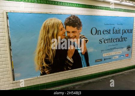 Paris, Frankreich, französisches Werbeplakat, Kino, Plakatwerbung Werbung für U-Bahnstationen, Filmplakate, französische Filmplakate, Metro Stockfoto