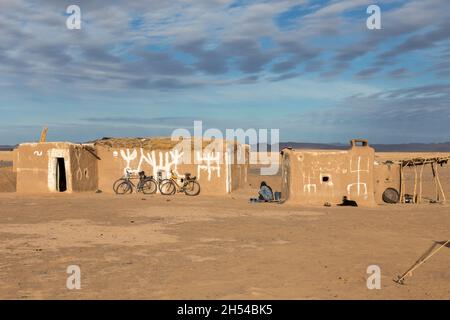 Provinz Errachidia, Marokko - 23. Oktober 2015: Berberhütten in der Sahara. Es gibt Fahrräder in der Nähe der Wand des Hauses. Stockfoto