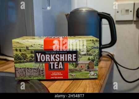 Norwich, Norfolk, Großbritannien – 05 2021. November. Konzentrieren Sie sich in einer heimischen Küche genau auf eine Schachtel Teebeutel mit Yorkshire-Marke Stockfoto