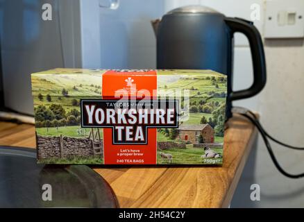 Norwich, Norfolk, Großbritannien – 05 2021. November. Konzentrieren Sie sich in einer heimischen Küche genau auf eine Schachtel Teebeutel mit Yorkshire-Marke Stockfoto