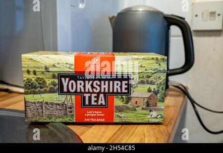 Norwich, Norfolk, Großbritannien – 05 2021. November. Konzentrieren Sie sich in einer heimischen Küche genau auf eine Schachtel Teebeutel mit Yorkshire-Marke Stockfoto