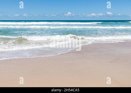 Wellen und Sand am Strand, Praia da Barra, Garopaba, Santa Catarina, Brasilien Stockfoto