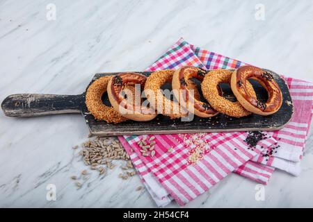 Türkische Bagel Kandil simiti mit Tee (Stapel Gebäck). Ein herzhaftes, ringförmiges kandil simidi-Gebäck, das in der Regel an heiligen Nächten gegessen wird. Stockfoto