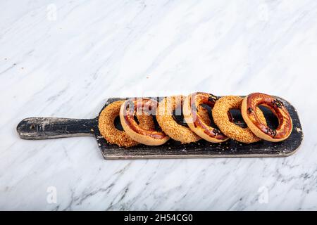 Türkische Bagel Kandil simiti mit Tee (Stapel Gebäck). Ein herzhaftes, ringförmiges kandil simidi-Gebäck, das in der Regel an heiligen Nächten gegessen wird. Stockfoto