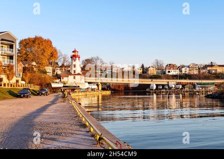 Kincardine, Kanada - 8. Nov 2020: Kincardine Lighthouse,. Es ist ein historischer Leuchtturm in der Nähe des Penetangore River. Es wurde 1881 gebaut, um Serv Stockfoto