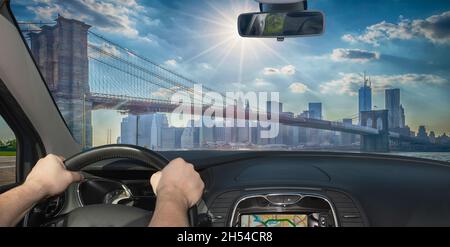 Fahren Sie mit dem Auto zur berühmten Brooklyn Bridge, einem der wichtigsten Wahrzeichen von New York City, USA Stockfoto