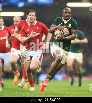 Fürstentum Stadium, Cardiff, Großbritannien. November 2021. Autumn Series Internationales Rugby, Wales gegen Südafrika: Makazole Mapimpi aus Südafrika läuft mit dem Ball Kredit: Action Plus Sports/Alamy Live News Stockfoto