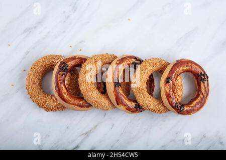 Türkische Bagel Kandil simiti mit Tee (Stapel Gebäck). Ein herzhaftes, ringförmiges kandil simidi-Gebäck, das in der Regel an heiligen Nächten gegessen wird. Stockfoto