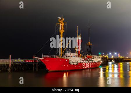 Ehemaliges ELBE 1-Leichtschiff Burgermeister O'Swald im Hafen von Cuxhaven bei Nacht Stockfoto