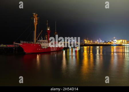 Ehemaliges ELBE 1-Leichtschiff Burgermeister O'Swald im Hafen von Cuxhaven bei Nacht Stockfoto