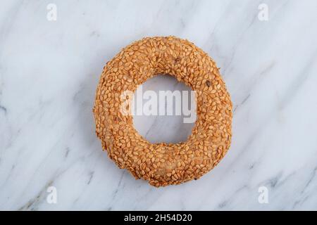 Türkische Bagel Kandil simiti mit Tee (Stapel Gebäck). Ein herzhaftes, ringförmiges kandil simidi-Gebäck, das in der Regel an heiligen Nächten gegessen wird. Stockfoto