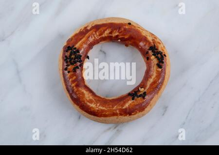 Türkische Bagel Kandil simiti mit Tee (Stapel Gebäck). Ein herzhaftes, ringförmiges kandil simidi-Gebäck, das in der Regel an heiligen Nächten gegessen wird. Stockfoto