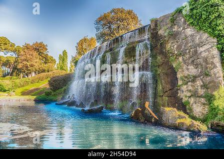 Landschaftlich schöner Wasserfall im großen Brunnen des EUR künstlichen Sees, modernes Viertel im Süden von Rom, Italien Stockfoto