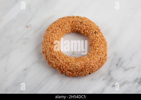 Türkische Bagel Kandil simiti mit Tee (Stapel Gebäck). Ein herzhaftes, ringförmiges kandil simidi-Gebäck, das in der Regel an heiligen Nächten gegessen wird. Stockfoto