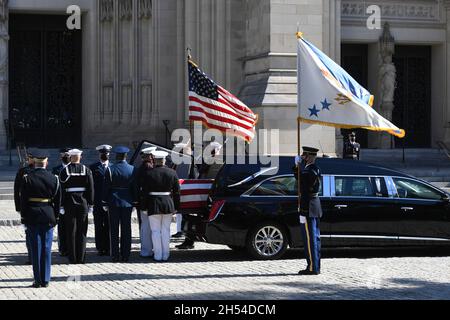 Washington, Usa. November 2021. Die Ehrengarde der US-Streitkräfte trägt die Schatulle des ehemaligen US-Außenministers Colin Powell während seines Trauerdienstes in der Washington National Cathedral, 5. November 2021 in Washington, DC.Quelle: Angelica Lopez/USA Army/Alamy Live News Stockfoto