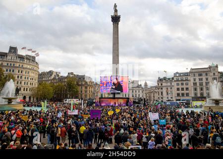 London, Großbritannien. November 2021. Menge von Klimaaktivisten, die während der Demonstration Reden auf dem Trafalgar Square zuhörten. Globale Bewegungen wurden von Klimaaktivisten in mehr als 250 Ländern weltweit aufgerufen, um die Regierungen zu drängen, bei der COP 26 in Glasgow Maßnahmen zur Bekämpfung des Klimawandels zu ergreifen. In London marschierten Aktivisten von der Bank of England zum Trafalgar Square, gefolgt von einer statischen Kundgebung mit Reden von indigenen Kämpfen, Gewerkschaften, Gruppen für Rassenjustiz und Jugendstreikern. Kredit: SOPA Images Limited/Alamy Live Nachrichten Stockfoto