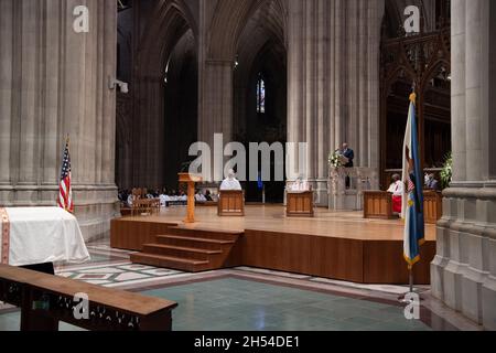 Washington, Usa. November 2021. Michael K. Powell, Sohn des verstorbenen Gen. Colin Powell, spricht während des Trauerdienstes seines Vaters in der Washington National Cathedral, 5. November 2021 in Washington, DC.Quelle: Laura Buchta/USA Army/Alamy Live News Stockfoto