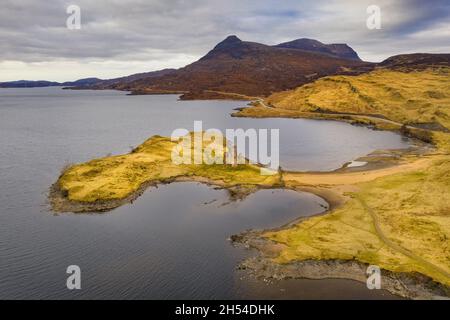 Luftaufnahme des Ardvreck Castle, erbaut vom Macleod Clan im sechzehnten Jahrhundert auf einem Vorgebirge, das in Loch Assynt ragt. Stockfoto