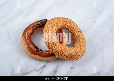 Türkische Bagel Kandil simiti mit Tee (Stapel Gebäck). Ein herzhaftes, ringförmiges kandil simidi-Gebäck, das in der Regel an heiligen Nächten gegessen wird. Stockfoto