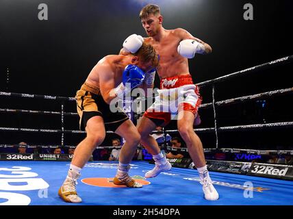 Eithan James (rechts) im Einsatz gegen Stu Greener während des Super-Lightweight Contest in der utilita Arena, Birmingham. Bilddatum: Samstag, 6. November 2021. Stockfoto