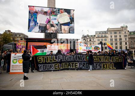 Klimaaktivisten wurden während der Demonstration auf dem Trafalgar Square mit einem Transparent gesehen, auf dem ihre Meinung zum Ausdruck gebracht wurde. Globale Bewegungen wurden von Klimaaktivisten in mehr als 250 Ländern weltweit aufgerufen, um die Regierungen zu drängen, bei der COP 26 in Glasgow Maßnahmen zur Bekämpfung des Klimawandels zu ergreifen. In London marschierten Aktivisten von der Bank of England zum Trafalgar Square, gefolgt von einer statischen Kundgebung mit Reden von indigenen Kämpfen, Gewerkschaften, Gruppen für Rassenjustiz und Jugendstreikern. (Foto von Hesther Ng/SOPA Images/Sipa USA) Stockfoto