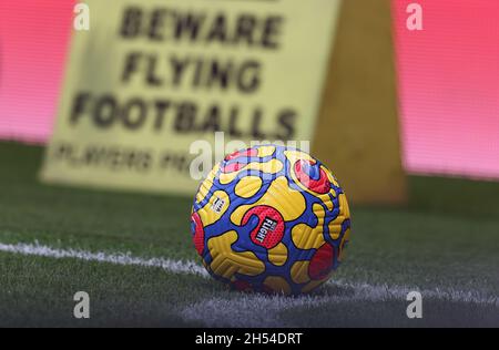 London, Großbritannien. November 2021. Ein Nike Flight Football vor dem Premier League-Spiel in Stamford Bridge, London. Bildnachweis sollte lauten: Darren Staples/Sportimage Credit: Sportimage/Alamy Live News Stockfoto