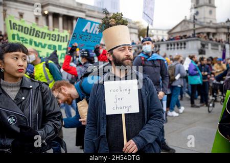 Ein Klimaaktivist, der während der Demonstration mit einem Plakat gesehen wurde, das seine Meinung auf dem Trafalgar Square zum Ausdruck brachte. Globale Bewegungen wurden von Klimaaktivisten in mehr als 250 Ländern weltweit aufgerufen, um die Regierungen zu drängen, bei der COP 26 in Glasgow Maßnahmen zur Bekämpfung des Klimawandels zu ergreifen. In London marschierten Aktivisten von der Bank of England zum Trafalgar Square, gefolgt von einer statischen Kundgebung mit Reden von indigenen Kämpfen, Gewerkschaften, Gruppen für Rassenjustiz und Jugendstreikern. (Foto von Hesther Ng/SOPA Images/Sipa USA) Stockfoto