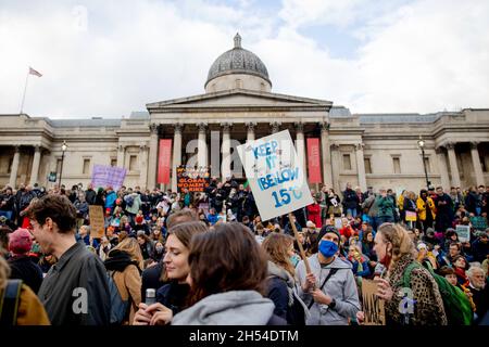 Ein Klimaaktivist, der während der Demonstration mit einem Plakat gesehen wurde, das seine Meinung auf dem Trafalgar Square zum Ausdruck brachte. Globale Bewegungen wurden von Klimaaktivisten in mehr als 250 Ländern weltweit aufgerufen, um die Regierungen zu drängen, bei der COP 26 in Glasgow Maßnahmen zur Bekämpfung des Klimawandels zu ergreifen. In London marschierten Aktivisten von der Bank of England zum Trafalgar Square, gefolgt von einer statischen Kundgebung mit Reden von indigenen Kämpfen, Gewerkschaften, Gruppen für Rassenjustiz und Jugendstreikern. (Foto von Hesther Ng/SOPA Images/Sipa USA) Stockfoto