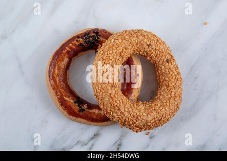 Türkische Bagel Kandil simiti mit Tee (Stapel Gebäck). Ein herzhaftes, ringförmiges kandil simidi-Gebäck, das in der Regel an heiligen Nächten gegessen wird. Stockfoto