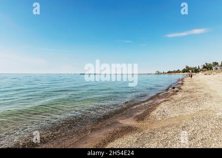 Kincardine, Kanada - 24. Mai 2021: Menschen, die in Kincardine am Lake Huron, Ontario, Kanada, die Uferlinie entlang laufen. Stockfoto