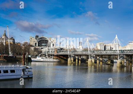 LONDON - JANUARY/18 /2021 : Blick in Richtung Charing Cross Staion und Hungerford Bridge in London. golden Jubilee Bridge Stockfoto