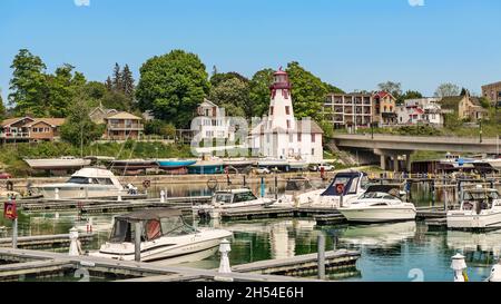 Kincardine, Kanada – 24. Mai 2021: Kincardine Lighthouse, und Marina Ontario, Kanada. Es wurde 1881 erbaut, um den Hafen von Kincardine zu bedienen. Stockfoto