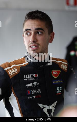 Azcona Mikel (Spa), Zengo Motorsport, Cupa Leon Competicion TCR, Portrait während des FIA WTCR Race 2021 in Italien, 7. Lauf des FIA World Touring Car Cup 2021, auf dem Adria International Raceway, vom 6. Bis 7. November 2021 in Adria, Italien - Foto: Frederic Le Floc H/DPPI/LiveMedia Stockfoto