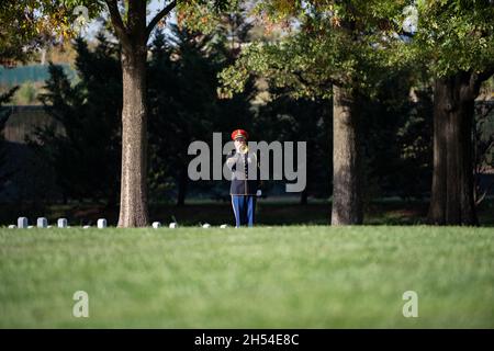 Arlington, Usa. November 2021. Ein US-Army-Bugler aus Pershings Own spielt Taps zu Ehren des ehemaligen Vorsitzenden der Joint Chiefs und des Außenministers, General Colin Powell, während der feierlichen Zeremonie zur Ehreneinteilung auf dem Arlington National Cemetery am 5. November 2021 in Arlington, Virginia. Kredit: Elizabeth Fraser/DOD Foto/Alamy Live Nachrichten Stockfoto