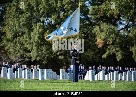 Arlington, Usa. November 2021. Ein Farbträger der Old Guard der US-Armee trägt die Flagge des Vorsitzenden der Joint Chiefs zu Ehren des ehemaligen Vorsitzenden der Joint Chiefs und des Außenministers Colin Powell während der Beerdigung der Ehrenbesetzung auf dem Nationalfriedhof von Arlington am 5. November 2021 in Arlington, Virginia. Kredit: Elizabeth Fraser/DOD Foto/Alamy Live Nachrichten Stockfoto